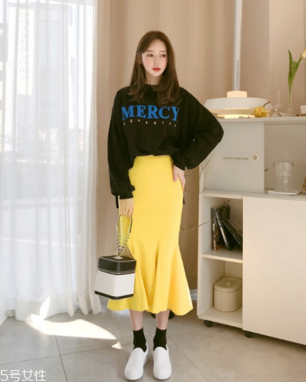 衛(wèi)衣搭配什么裙子好看？春日少女范兒盡顯