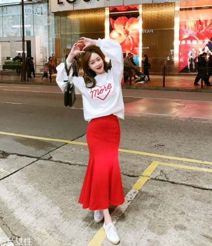 衛(wèi)衣搭配什么裙子好看？春日少女范兒盡顯
