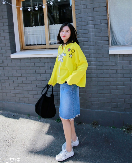 衛(wèi)衣搭配牛仔裙好看嗎？瞬間減齡變少女