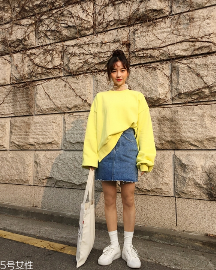 衛(wèi)衣搭配牛仔裙好看嗎？瞬間減齡變少女