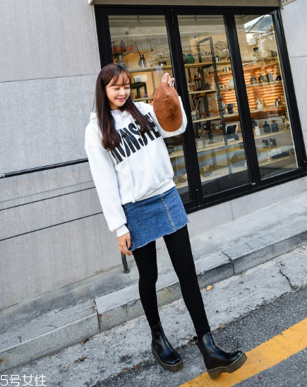 衛(wèi)衣搭配牛仔裙好看嗎？瞬間減齡變少女