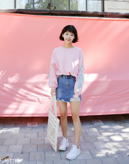 衛(wèi)衣搭配牛仔裙好看嗎？瞬間減齡變少女