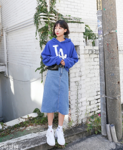 衛(wèi)衣搭配牛仔裙好看嗎？瞬間減齡變少女