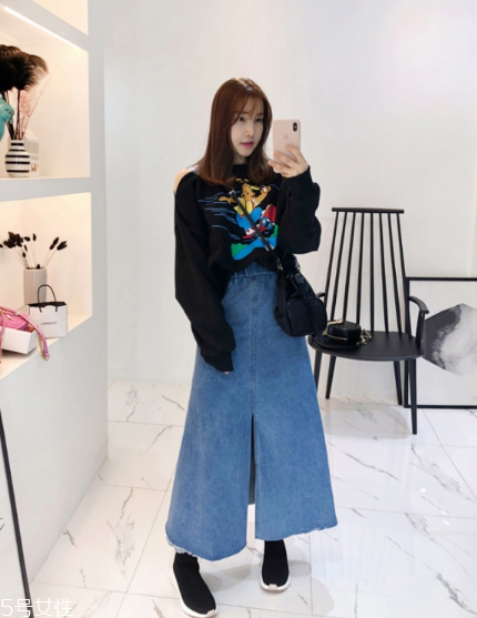 衛(wèi)衣搭配牛仔裙好看嗎？瞬間減齡變少女
