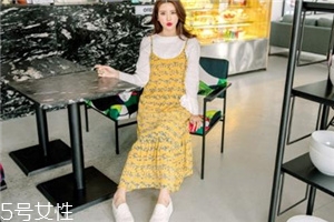 吊帶碎花裙配什么上衣？打造乖乖女形象