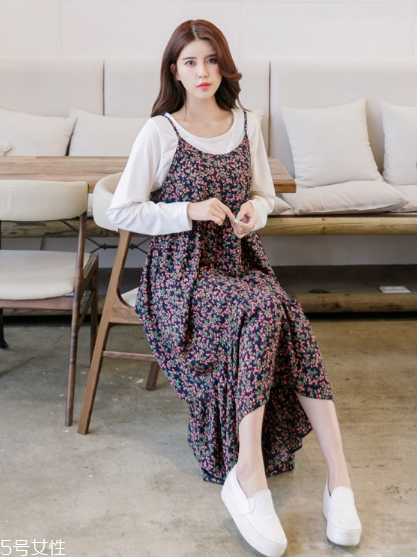 吊帶碎花裙配什么上衣？打造乖乖女形象