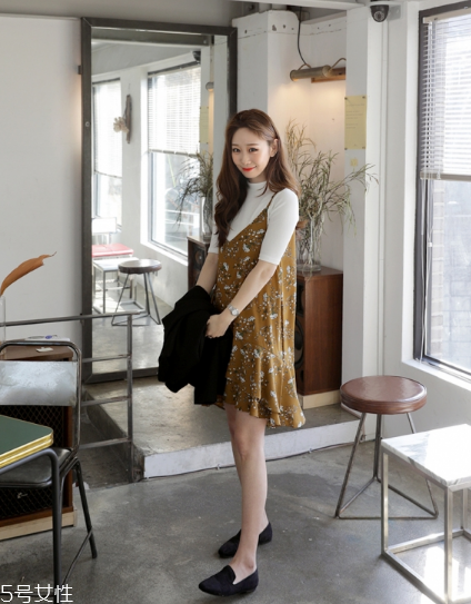 吊帶碎花裙配什么上衣？打造乖乖女形象