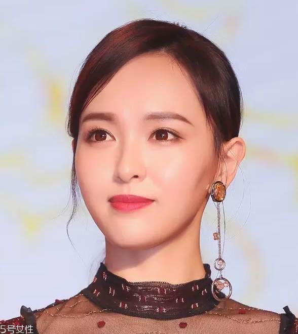 寬額頭適合什么劉海？2018額頭寬劉海圖片