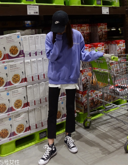 紫色衛(wèi)衣怎么搭配？流行色助你成為時尚女王