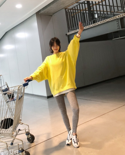 黃色衛(wèi)衣怎么搭配？用亮色吸引眼球