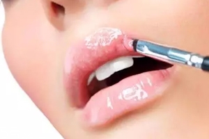 唇彩怎么涂好看？用下唇暈染上唇更好看