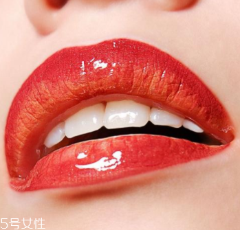 唇彩有點干了怎么辦？加礦泉水稀釋