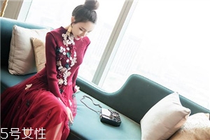 針織連衣裙什么款式好看？搭出時(shí)尚新感覺(jué)