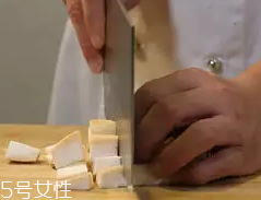 杏鮑菇怎么洗才干凈？鹽水泡泡輕松去污
