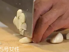 杏鮑菇怎么洗才干凈？鹽水泡泡輕松去污