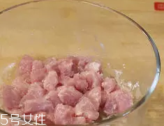 杏鮑菇怎么洗才干凈？鹽水泡泡輕松去污