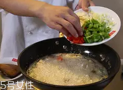 杏鮑菇怎么洗才干凈？鹽水泡泡輕松去污