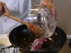 杏鮑菇怎么洗才干凈？鹽水泡泡輕松去污