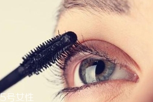 睫毛膏暈染到下眼皮怎么辦？用棉簽蘸取卸妝水擦掉