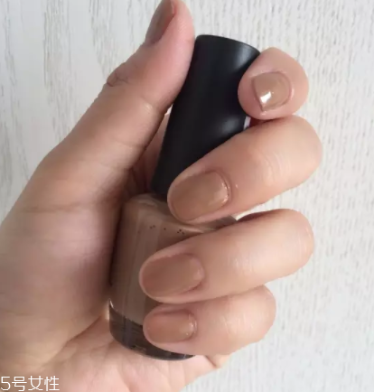 綠色指甲油顯手黑嗎？反光深綠色適合黃皮