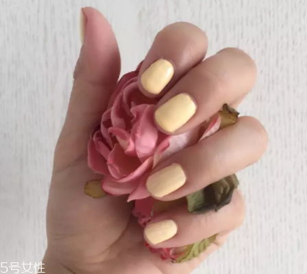 綠色指甲油顯手黑嗎？反光深綠色適合黃皮