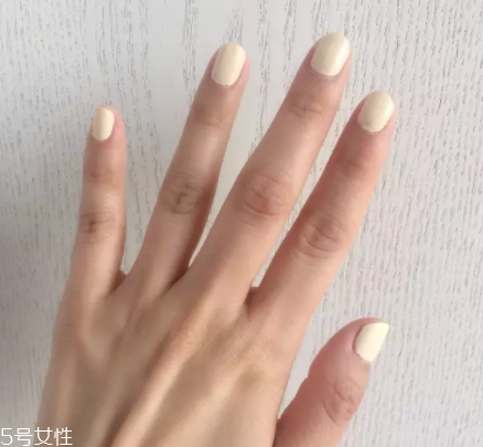 綠色指甲油顯手黑嗎？反光深綠色適合黃皮