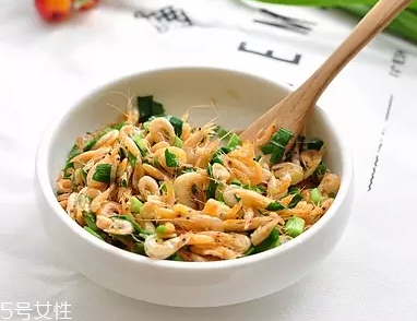 韭菜沒熟吃了會怎么樣？生韭菜很辛辣