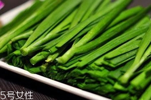 韭菜沒熟吃了會怎么樣？生韭菜很辛辣