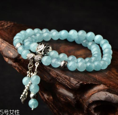 藍水晶手鏈多少錢？普通的百元以內(nèi)