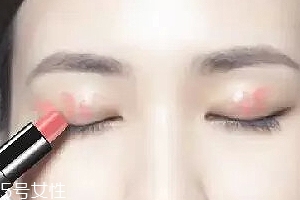 怎么用口紅畫眼影？兩步畫好眼妝