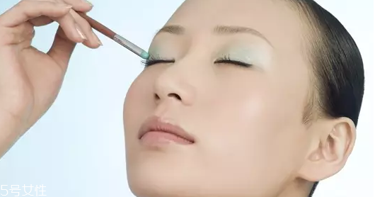 怎么用口紅畫眼影？兩步畫好眼妝