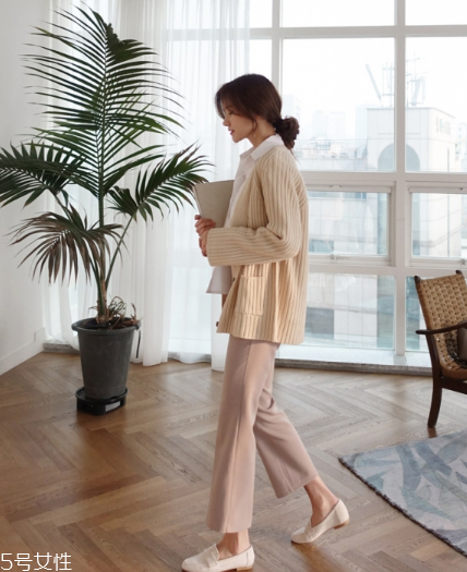 米色毛衣怎么搭配？打造氣質(zhì)女神范兒