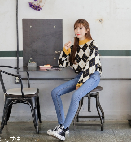 格子毛衣怎么搭配？盡顯減齡學院風