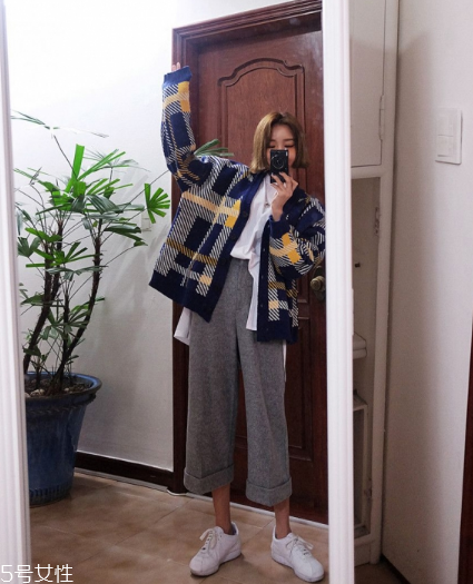 格子毛衣怎么搭配？盡顯減齡學院風