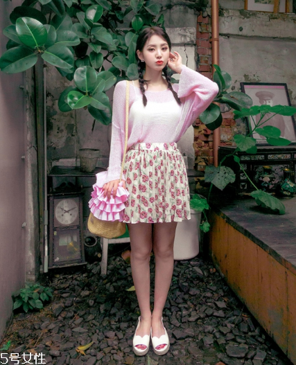 粉色針織衫怎么搭配？文藝又少女的穿搭經典