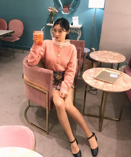 粉色針織衫怎么搭配？文藝又少女的穿搭經典