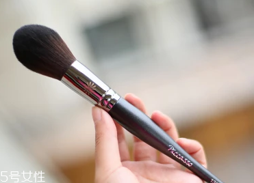散粉刷多久洗一次？7到15天清洗一次