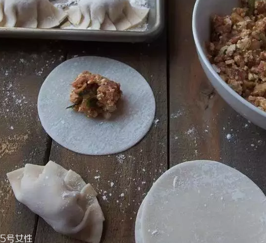 餃子餡先放水還是先放油？油是最后放的調(diào)料