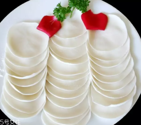 搟餃子皮怎么轉(zhuǎn)圈？借用巧力才能轉(zhuǎn)圈成圓