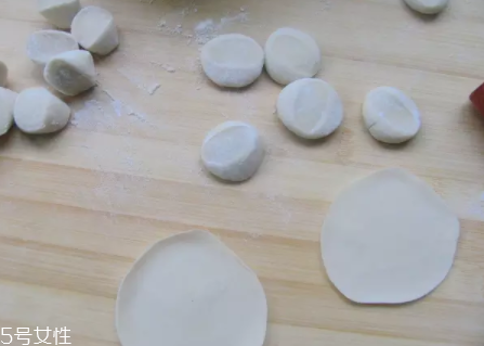 搟餃子皮怎么轉(zhuǎn)圈？借用巧力才能轉(zhuǎn)圈成圓