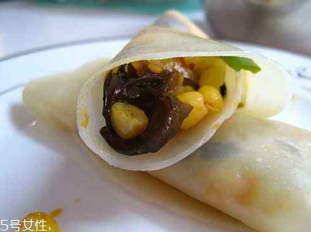 搟餃子皮怎么轉(zhuǎn)圈？借用巧力才能轉(zhuǎn)圈成圓