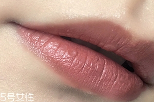 唇部顏色深用什么口紅？chanel絲絨口紅62號不怕唇深