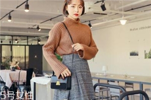 毛衣搭配短裙好看嗎？立顯俏皮少女范兒