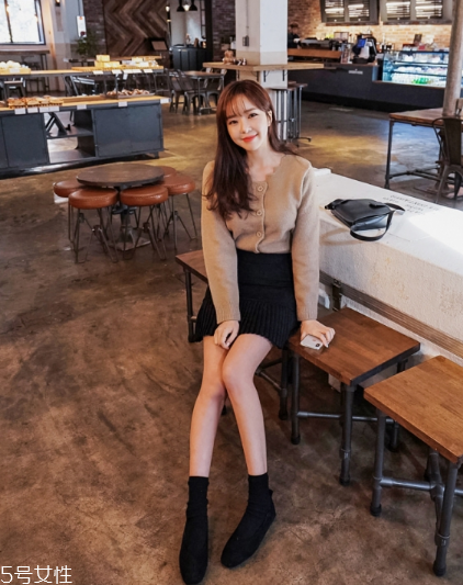 毛衣搭配短裙好看嗎？立顯俏皮少女范兒