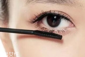 不畫(huà)眼線只涂睫毛膏行嗎？這么涂睫毛膏能放大雙眼