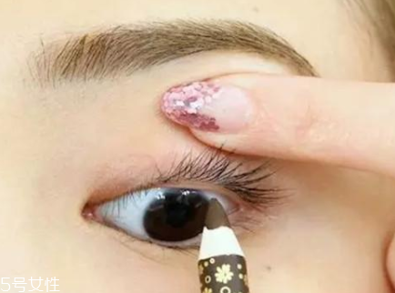 不畫(huà)眼線只涂睫毛膏行嗎？這么涂睫毛膏能放大雙眼