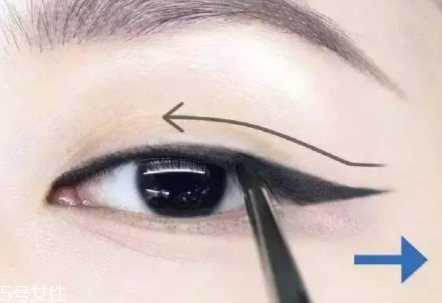 不畫(huà)眼線只涂睫毛膏行嗎？這么涂睫毛膏能放大雙眼