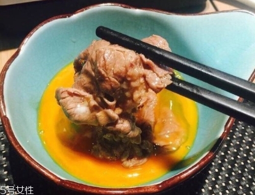 壽喜鍋生雞蛋怎么吃？壽喜燒蘸生雞蛋最美味