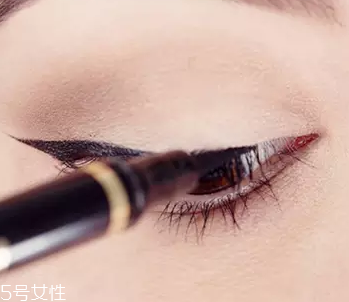 眼線眼尾怎么畫好看？用透明膠畫出優(yōu)美弧度