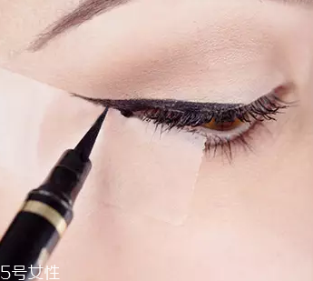 眼線眼尾怎么畫好看？用透明膠畫出優(yōu)美弧度